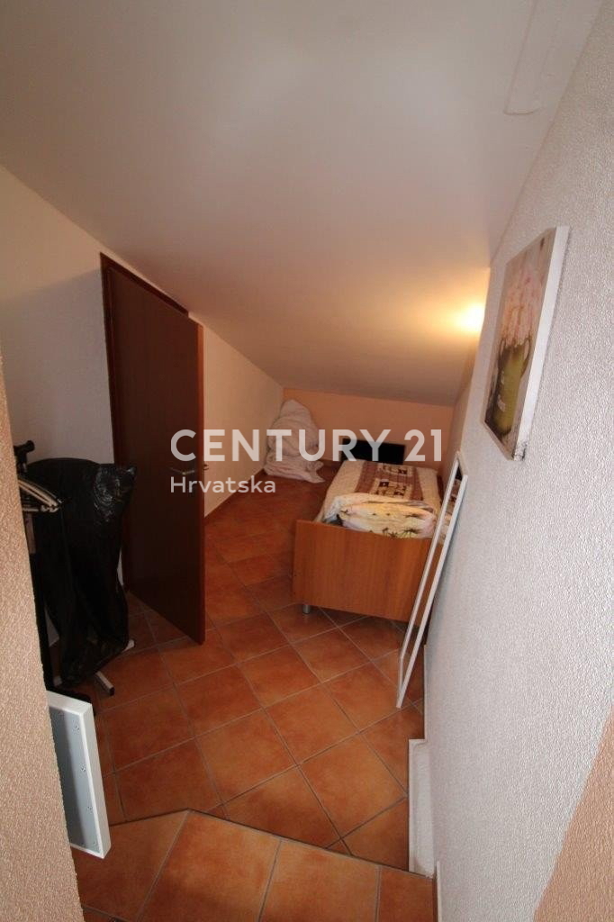 POREČ, STANOVANJE S TREMI SPALNICAMI SAMO 150 M OD MORJA