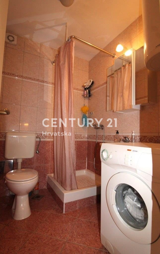 POREČ, STANOVANJE S TREMI SPALNICAMI SAMO 150 M OD MORJA