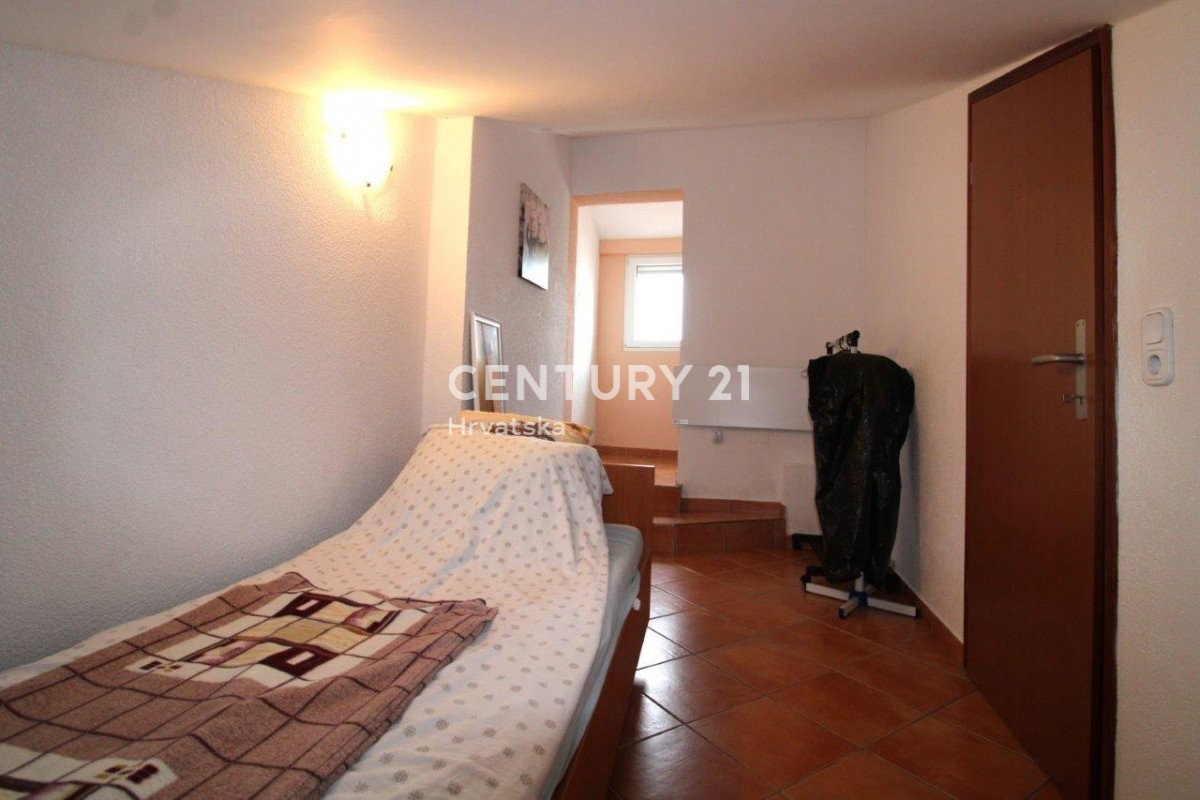 POREČ, STANOVANJE S TREMI SPALNICAMI SAMO 150 M OD MORJA