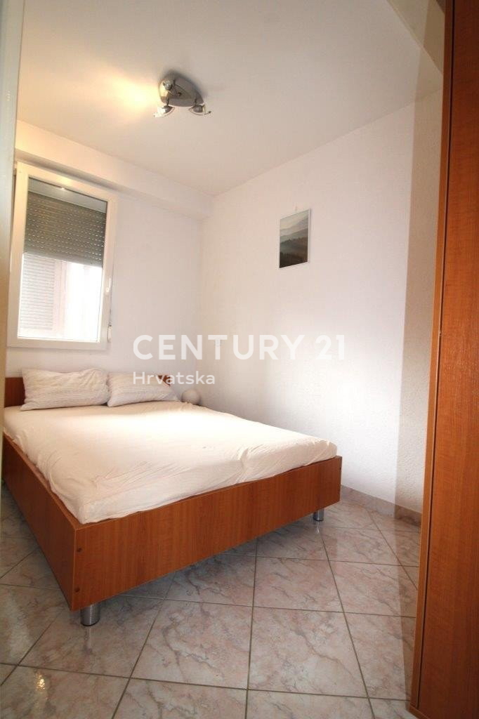 POREČ, STANOVANJE S TREMI SPALNICAMI SAMO 150 M OD MORJA