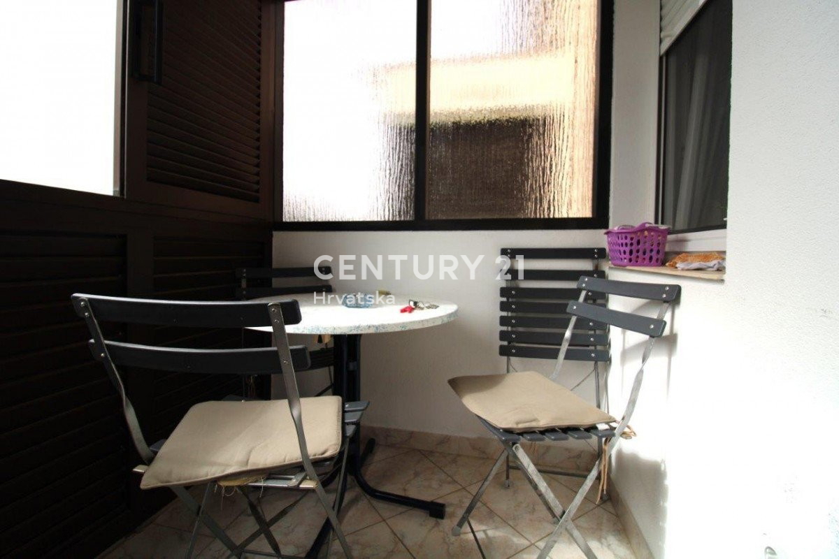 POREČ, STANOVANJE S TREMI SPALNICAMI SAMO 150 M OD MORJA