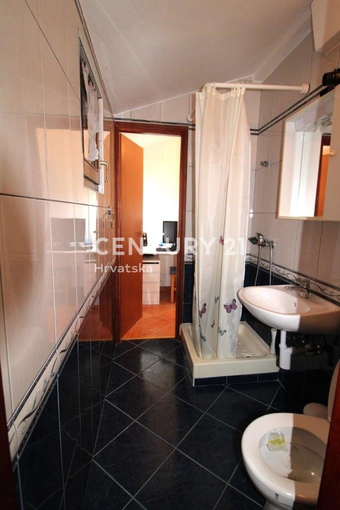 POREČ, STANOVANJE S TREMI SPALNICAMI SAMO 150 M OD MORJA