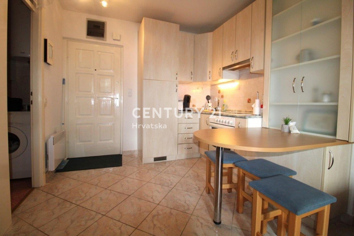 POREČ, STANOVANJE S TREMI SPALNICAMI SAMO 150 M OD MORJA