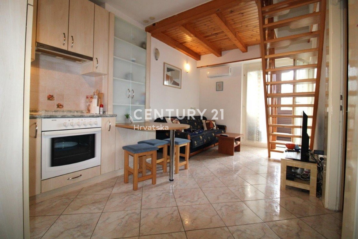 POREČ, STANOVANJE S TREMI SPALNICAMI SAMO 150 M OD MORJA