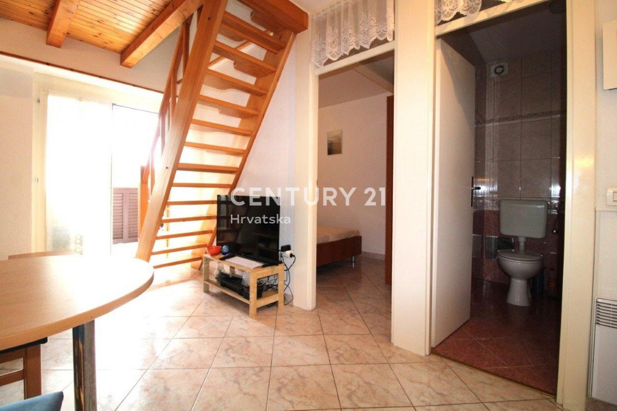 POREČ, STANOVANJE S TREMI SPALNICAMI SAMO 150 M OD MORJA