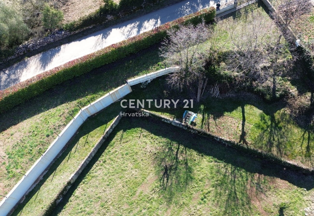 KRNICA, PRODAJA GRADBENIŠKEGA ZEMLJIŠČA V MALEM KRAJU