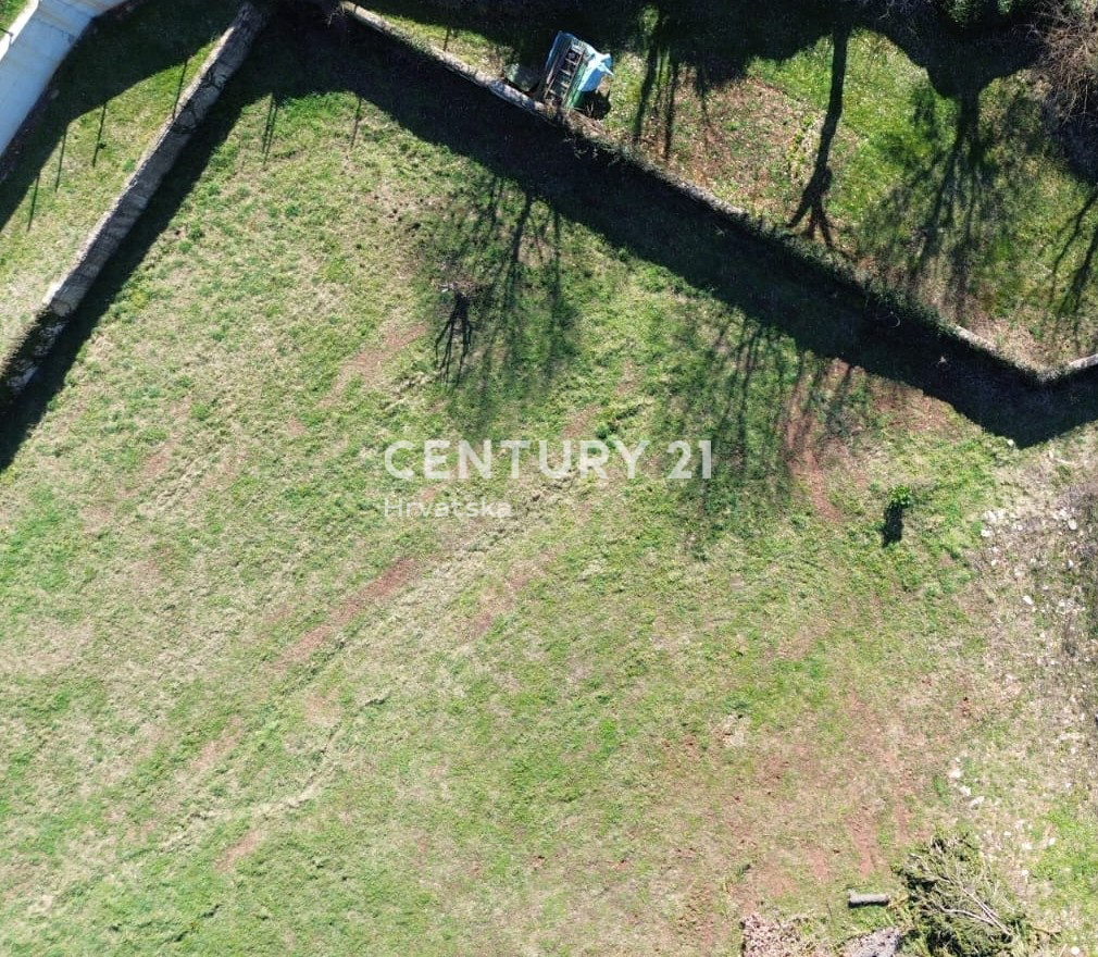 KRNICA, PRODAJA GRADBENIŠKEGA ZEMLJIŠČA V MALEM KRAJU