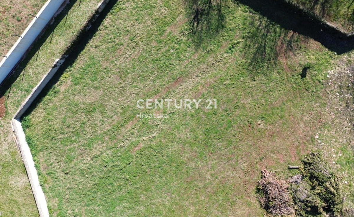 KRNICA, PRODAJA GRADBENIŠKEGA ZEMLJIŠČA V MALEM KRAJU