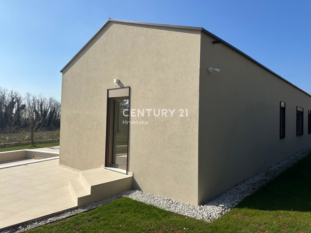 BADERNA, PRODAJA ČUDOVITE NOVE PRIZEMLJE S BAZENOM IN POGLEDOM NA NARAVO