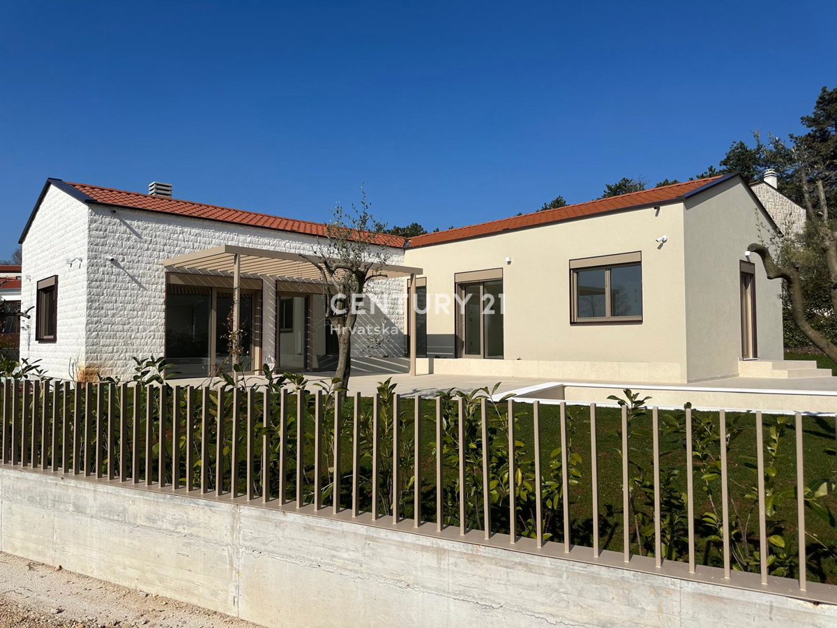 BADERNA, PRODAJA ČUDOVITE NOVE PRIZEMLJE S BAZENOM IN POGLEDOM NA NARAVO