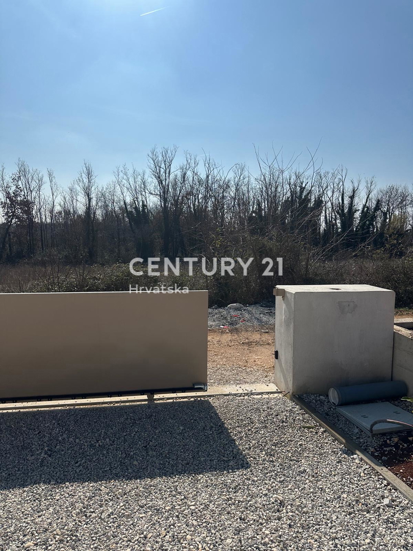 BADERNA, PRODAJA ČUDOVITE NOVE PRIZEMLJE S BAZENOM IN POGLEDOM NA NARAVO