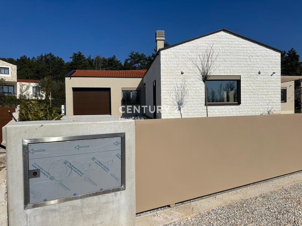 BADERNA, PRODAJA ČUDOVITE NOVE PRIZEMLJE S BAZENOM IN POGLEDOM NA NARAVO