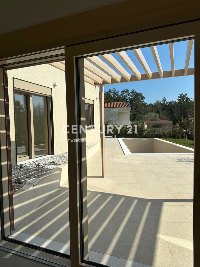 BADERNA, PRODAJA ČUDOVITE NOVE PRIZEMLJE S BAZENOM IN POGLEDOM NA NARAVO