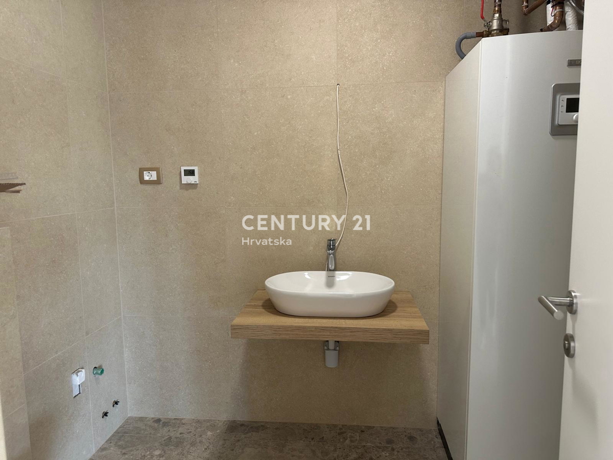 BADERNA, PRODAJA ČUDOVITE NOVE PRIZEMLJE S BAZENOM IN POGLEDOM NA NARAVO