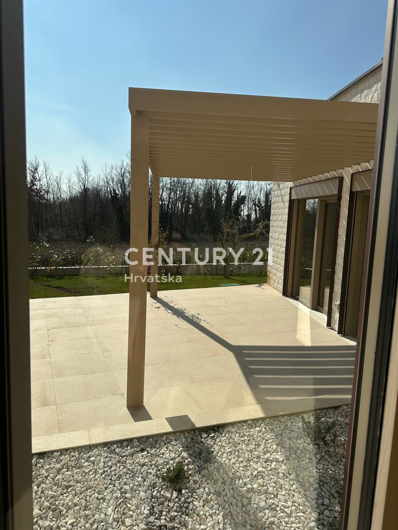 BADERNA, PRODAJA ČUDOVITE NOVE PRIZEMLJE S BAZENOM IN POGLEDOM NA NARAVO