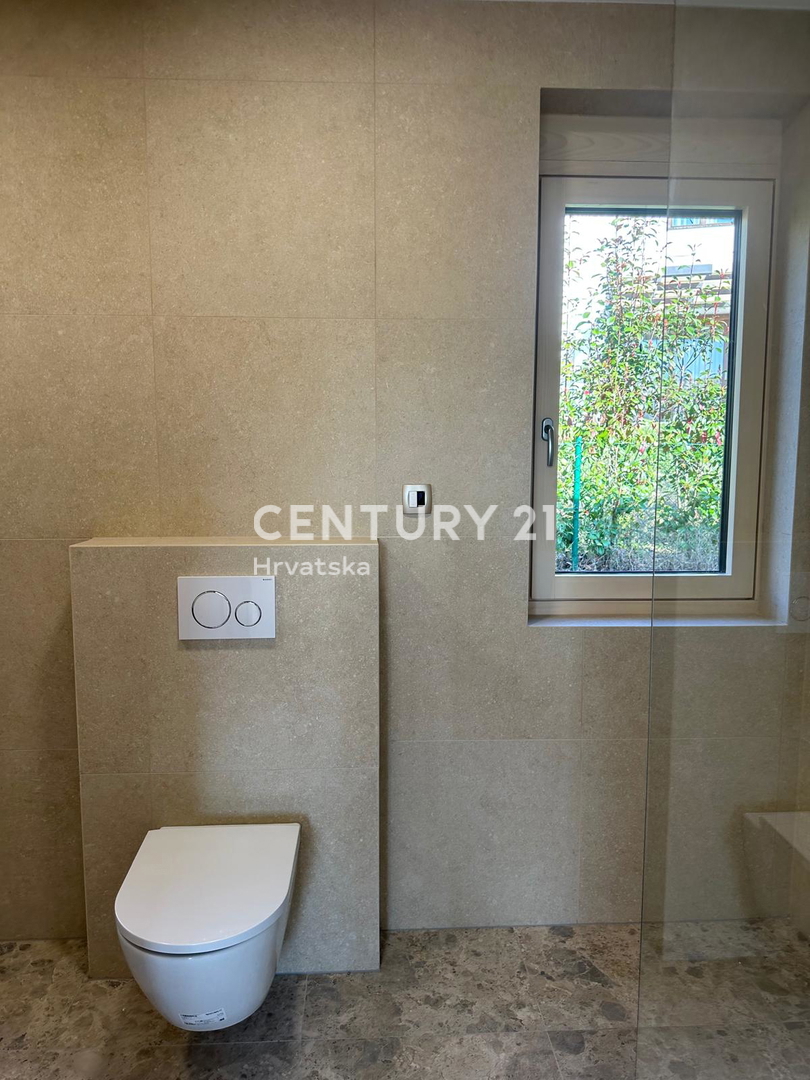 BADERNA, PRODAJA ČUDOVITE NOVE PRIZEMLJE S BAZENOM IN POGLEDOM NA NARAVO