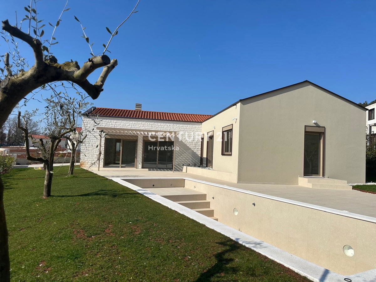 BADERNA, PRODAJA ČUDOVITE NOVE PRIZEMLJE S BAZENOM IN POGLEDOM NA NARAVO