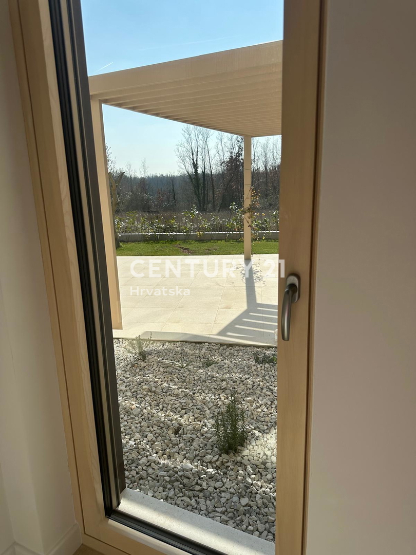 BADERNA, PRODAJA ČUDOVITE NOVE PRIZEMLJE S BAZENOM IN POGLEDOM NA NARAVO