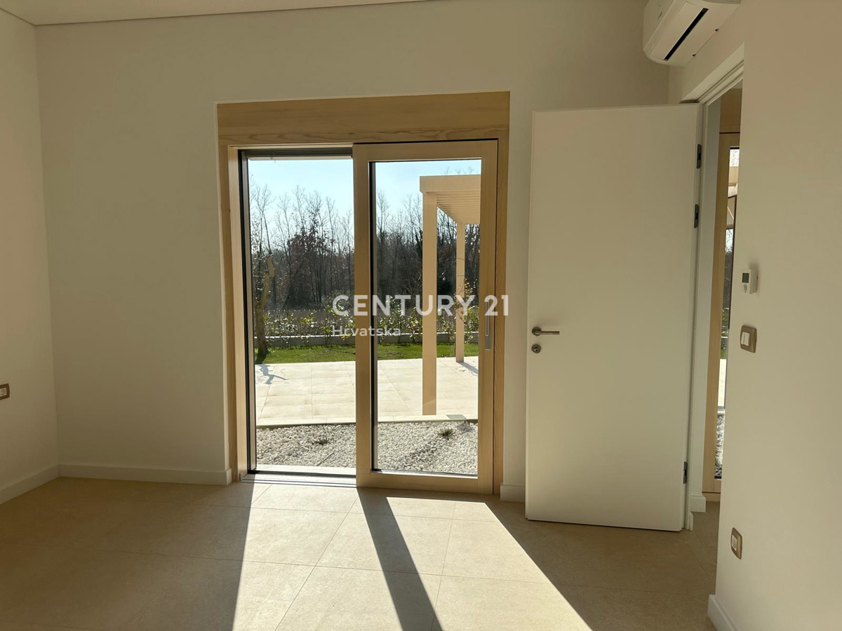 BADERNA, PRODAJA ČUDOVITE NOVE PRIZEMLJE S BAZENOM IN POGLEDOM NA NARAVO