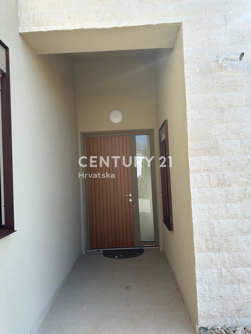 BADERNA, PRODAJA ČUDOVITE NOVE PRIZEMLJE S BAZENOM IN POGLEDOM NA NARAVO