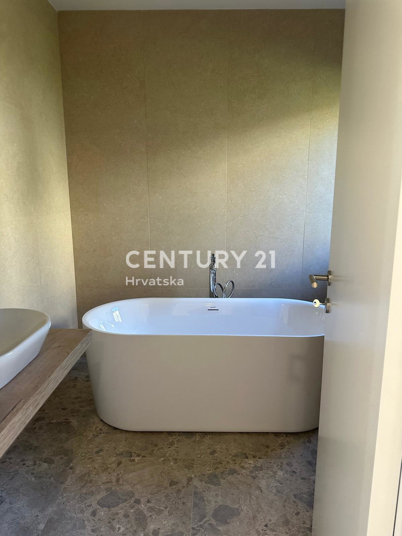 BADERNA, PRODAJA ČUDOVITE NOVE PRIZEMLJE S BAZENOM IN POGLEDOM NA NARAVO