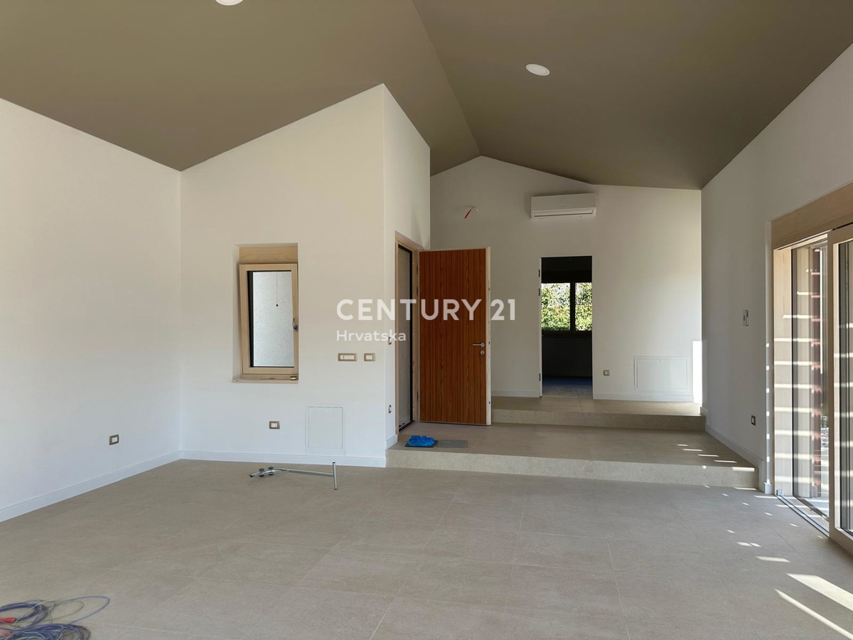 BADERNA, PRODAJA ČUDOVITE NOVE PRIZEMLJE S BAZENOM IN POGLEDOM NA NARAVO