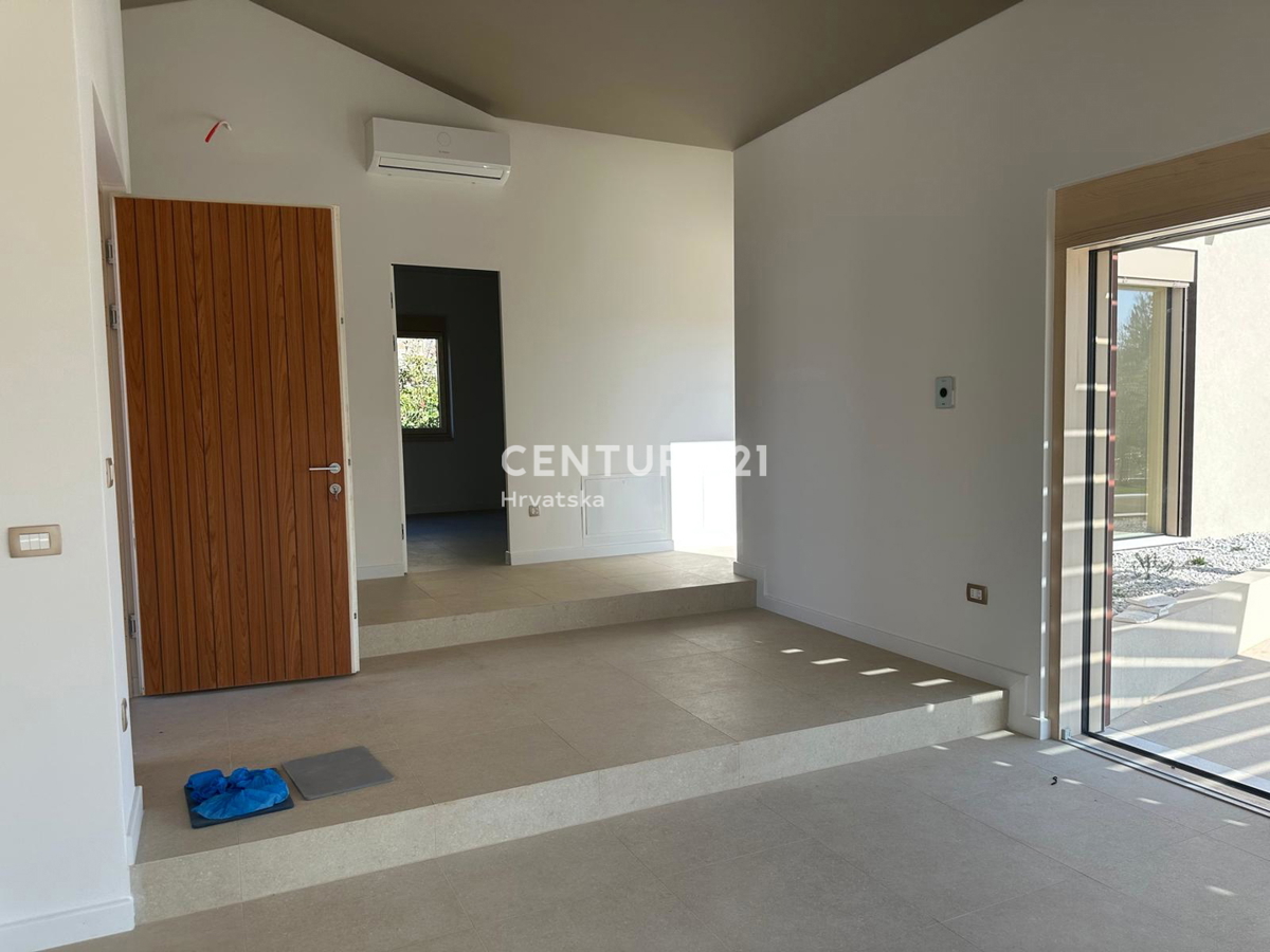 BADERNA, PRODAJA ČUDOVITE NOVE PRIZEMLJE S BAZENOM IN POGLEDOM NA NARAVO