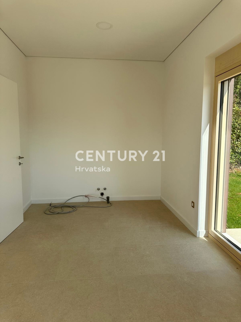 BADERNA, PRODAJA ČUDOVITE NOVE PRIZEMLJE S BAZENOM IN POGLEDOM NA NARAVO