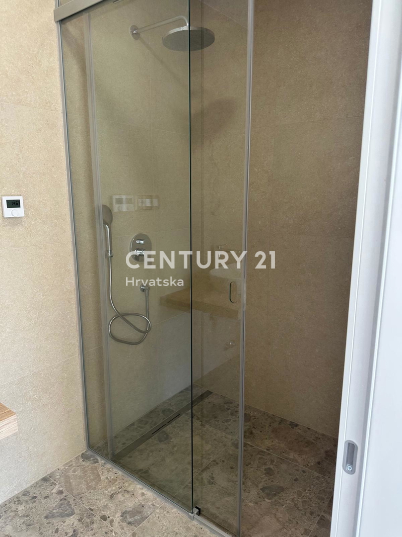 BADERNA, PRODAJA ČUDOVITE NOVE PRIZEMLJE S BAZENOM IN POGLEDOM NA NARAVO