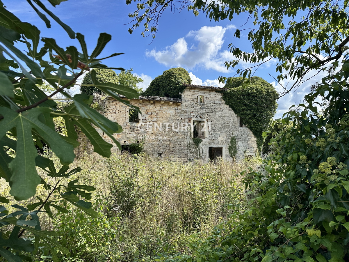 KANFANAR, KAMENA HIŠA Z VELIKIM DVORIŠČEM, ZA OBNOVO