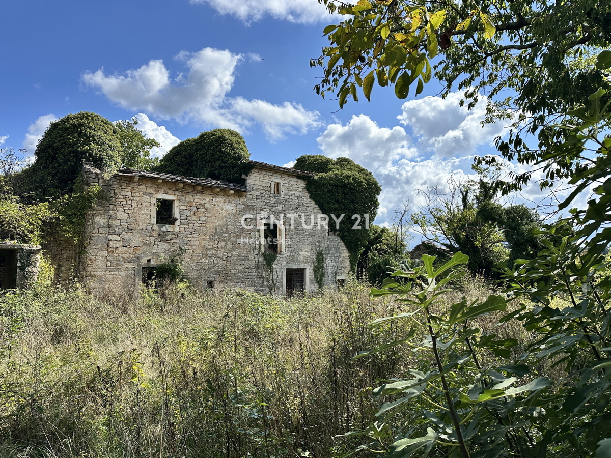 KANFANAR, KAMENA HIŠA Z VELIKIM DVORIŠČEM, ZA OBNOVO