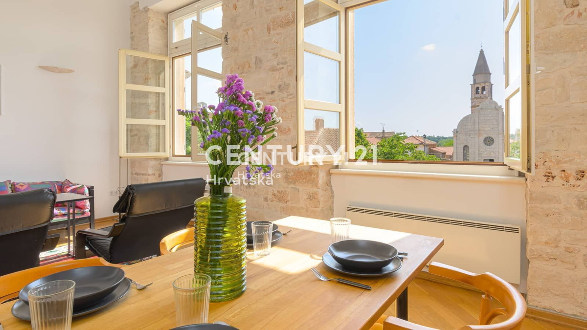 SVETVINČENAT, VELIKO STANOVANJE S STREŠNO TERASO - POGLED NA MORJE IN POSLOVNI PROSTOR