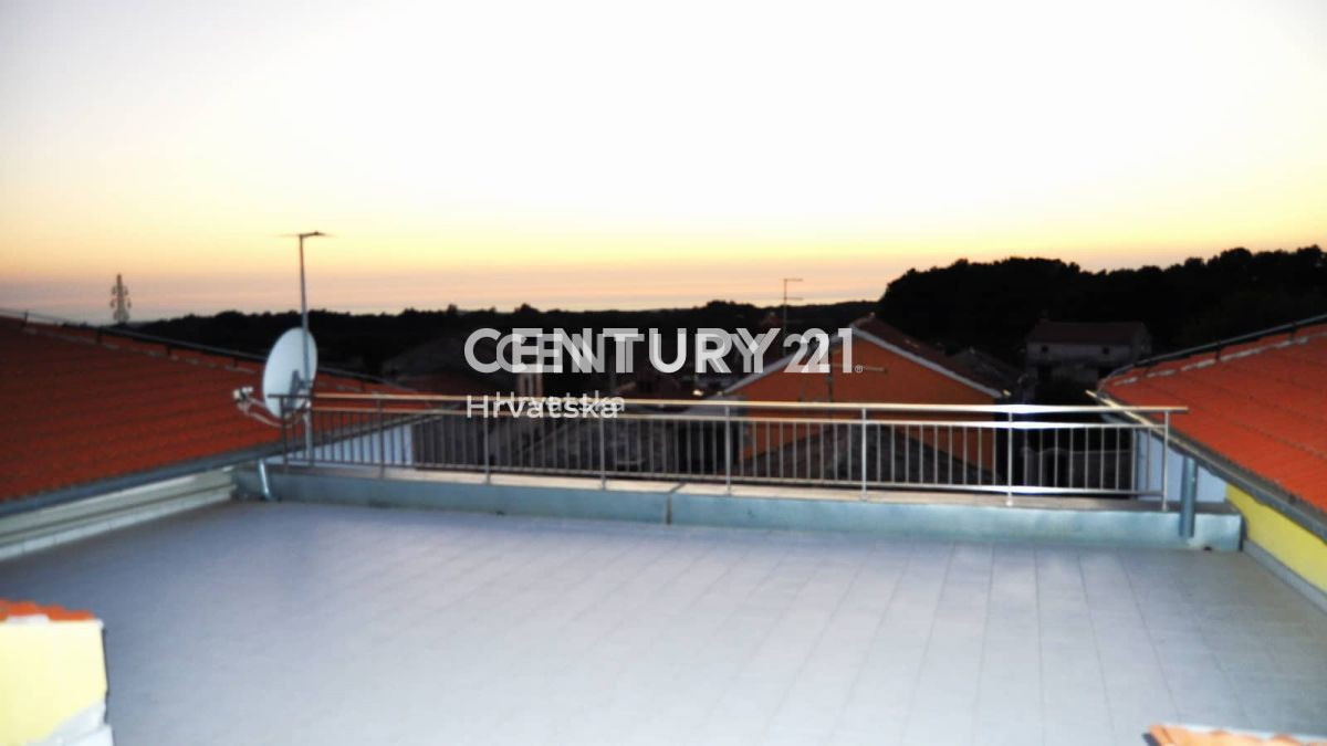 SVETVINČENAT, VELIKO STANOVANJE S STREŠNO TERASO - POGLED NA MORJE IN POSLOVNI PROSTOR