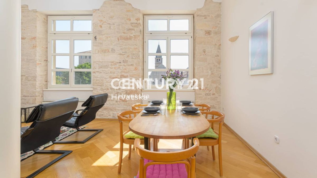 SVETVINČENAT, VELIKO STANOVANJE S STREŠNO TERASO - POGLED NA MORJE IN POSLOVNI PROSTOR