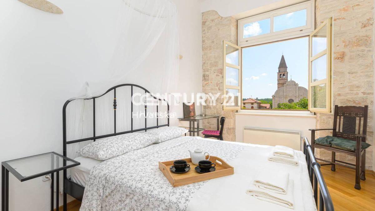 SVETVINČENAT, VELIKO STANOVANJE S STREŠNO TERASO - POGLED NA MORJE IN POSLOVNI PROSTOR