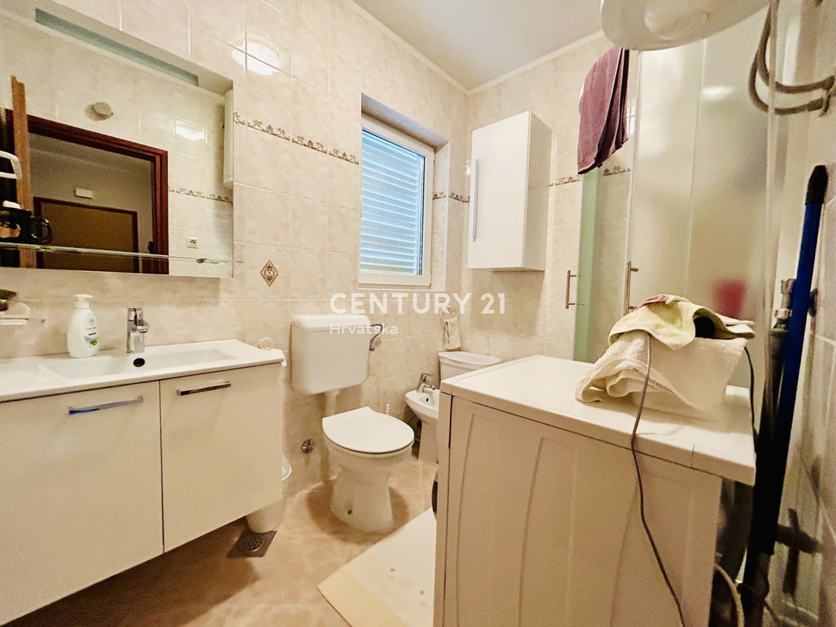 NOVIGRAD, STANOVANJE, SAMO 400 METROV OD MORJA