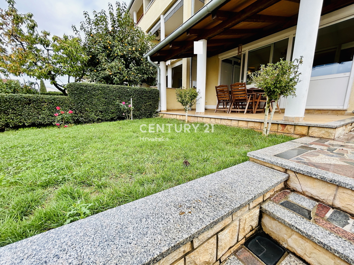 NOVIGRAD, STANOVANJE, SAMO 400 METROV OD MORJA