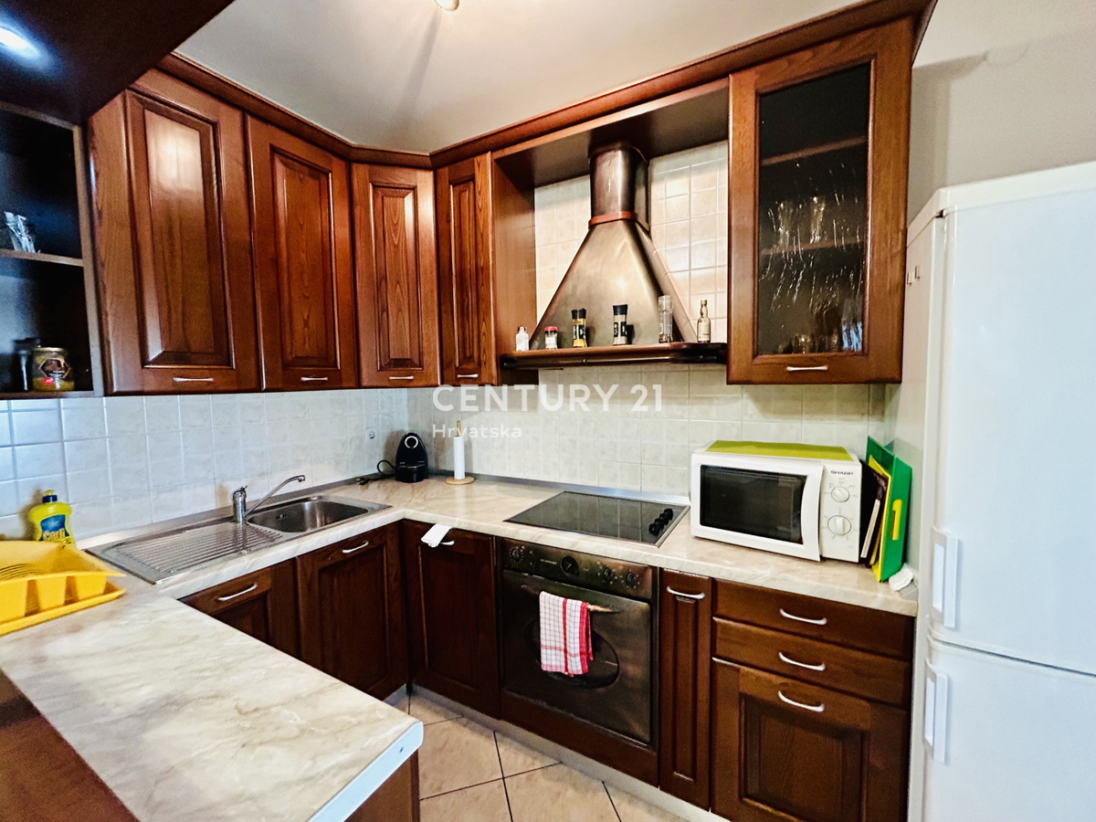 NOVIGRAD, STANOVANJE, SAMO 400 METROV OD MORJA