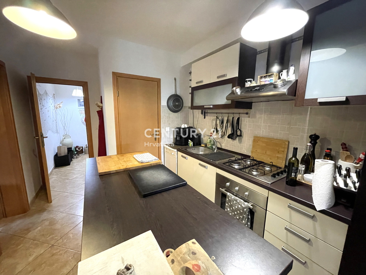 NOVIGRAD, STANOVANJE V PRIZEMLJU Z 2 SPALNICAMA IN VELIKIM DVORIŠČEM