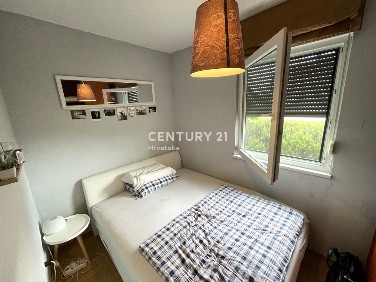 NOVIGRAD, STANOVANJE V PRIZEMLJU Z 2 SPALNICAMA IN VELIKIM DVORIŠČEM