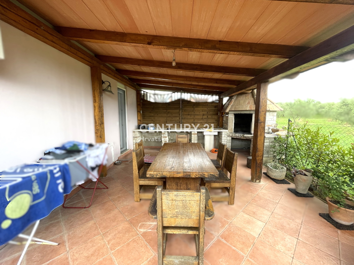 NOVIGRAD, STANOVANJE V PRIZEMLJU Z 2 SPALNICAMA IN VELIKIM DVORIŠČEM