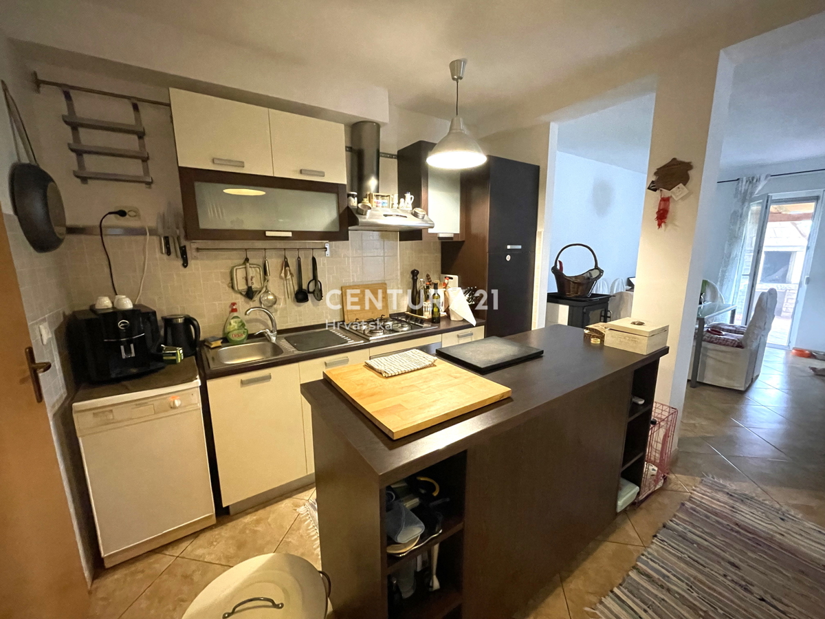 NOVIGRAD, STANOVANJE V PRIZEMLJU Z 2 SPALNICAMA IN VELIKIM DVORIŠČEM