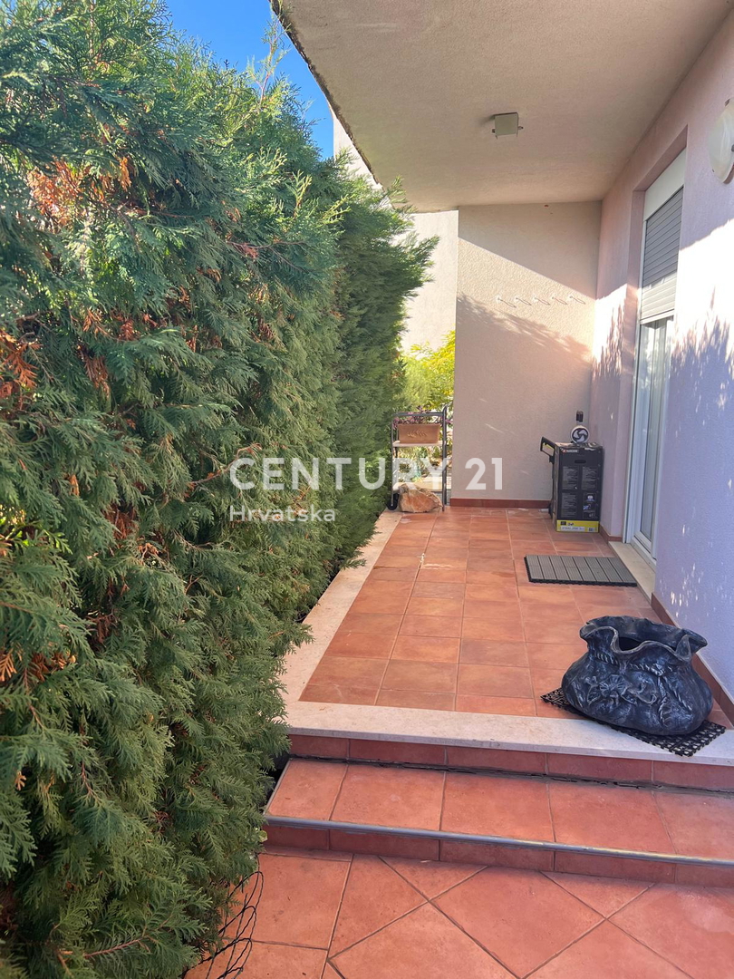 NOVIGRAD, STANOVANJE V PRIZEMLJU Z 2 SPALNICAMA IN VELIKIM DVORIŠČEM