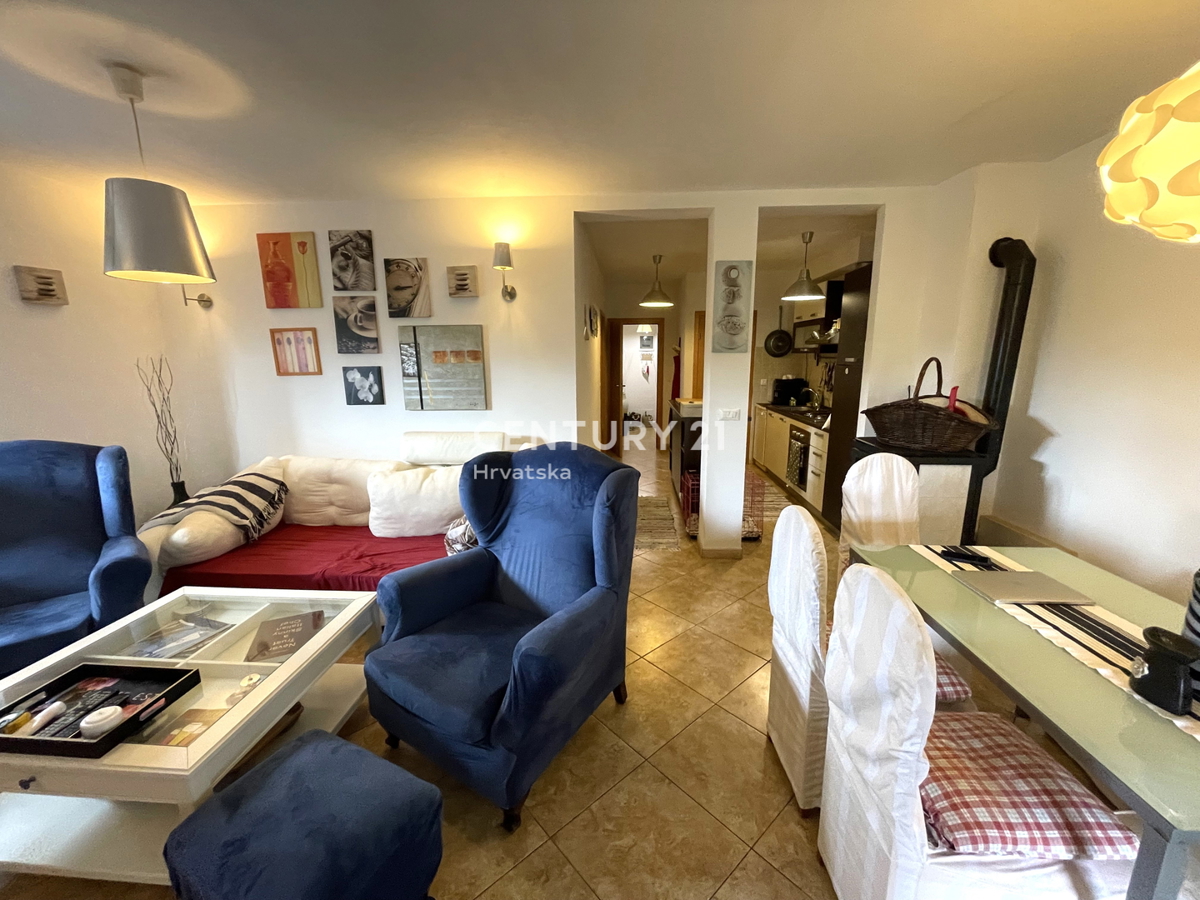 NOVIGRAD, STANOVANJE V PRIZEMLJU Z 2 SPALNICAMA IN VELIKIM DVORIŠČEM