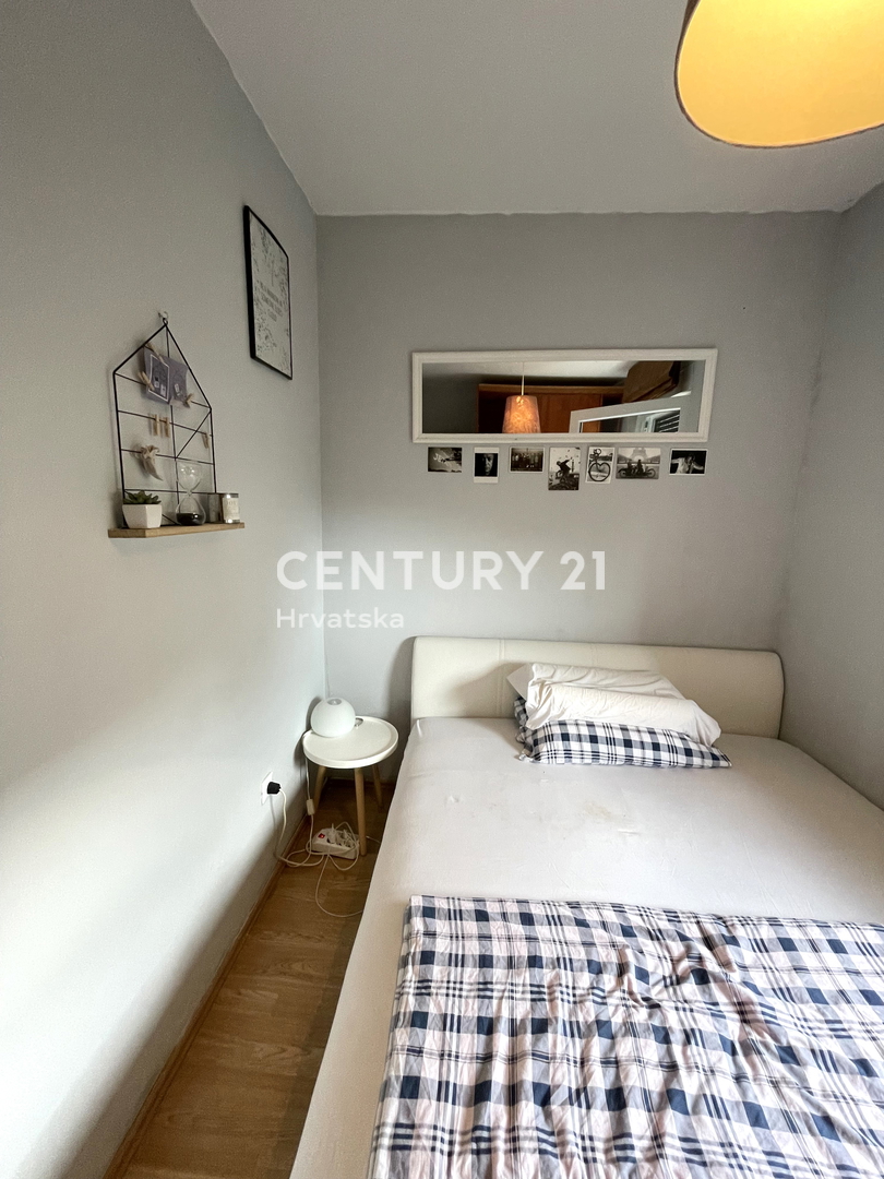 NOVIGRAD, STANOVANJE V PRIZEMLJU Z 2 SPALNICAMA IN VELIKIM DVORIŠČEM