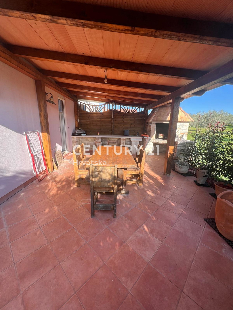 NOVIGRAD, STANOVANJE V PRIZEMLJU Z 2 SPALNICAMA IN VELIKIM DVORIŠČEM