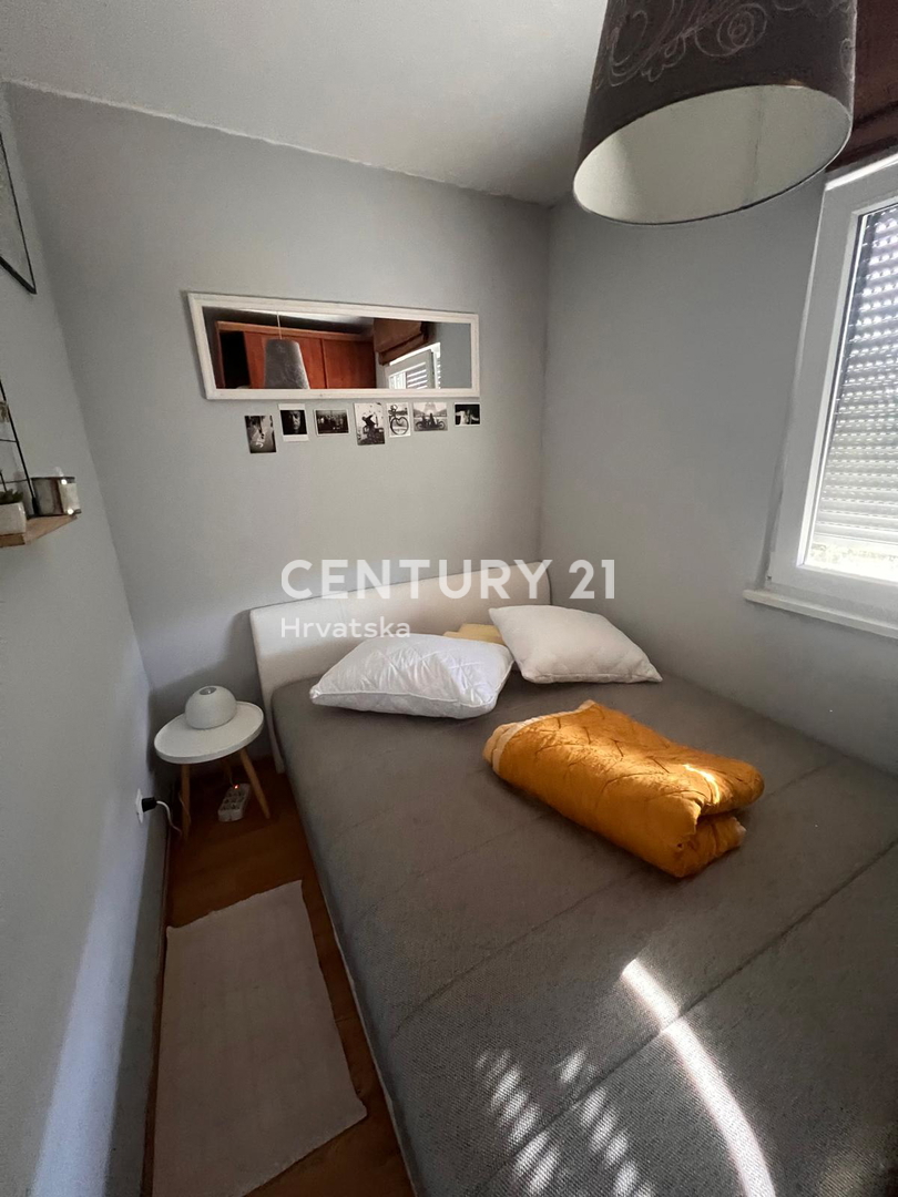 NOVIGRAD, STANOVANJE V PRIZEMLJU Z 2 SPALNICAMA IN VELIKIM DVORIŠČEM