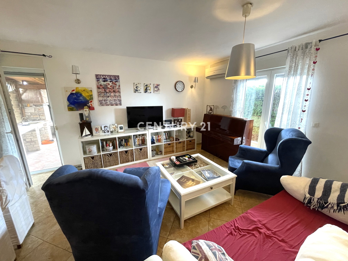 NOVIGRAD, STANOVANJE V PRIZEMLJU Z 2 SPALNICAMA IN VELIKIM DVORIŠČEM