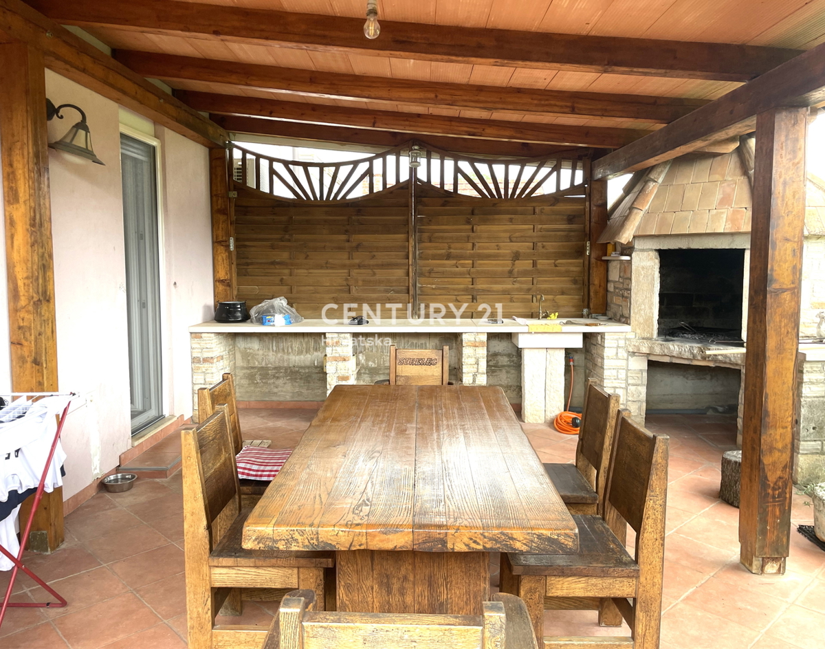 NOVIGRAD, STANOVANJE V PRIZEMLJU Z 2 SPALNICAMA IN VELIKIM DVORIŠČEM