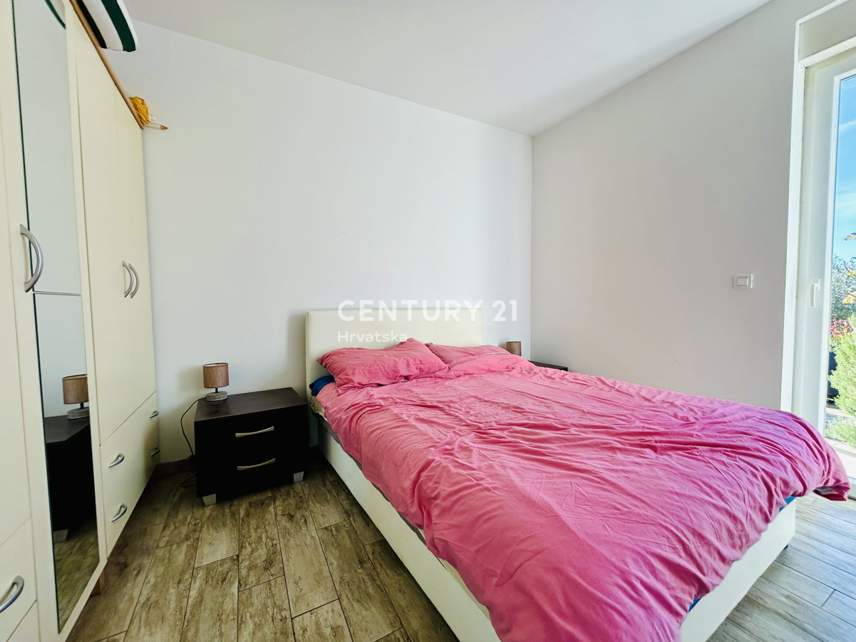 NOVIGRAD, DVO- SOBNI STAN V PRIZEMLJU BLIZU CENTRA